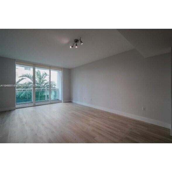 Building Photo - 950 Brickell Bay Dr