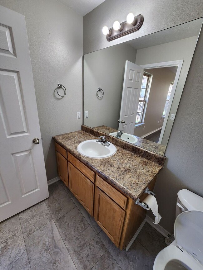 Building Photo - Spacious 3-Bedroom, 2-Bathroom Home AVAILABLE NOW!!