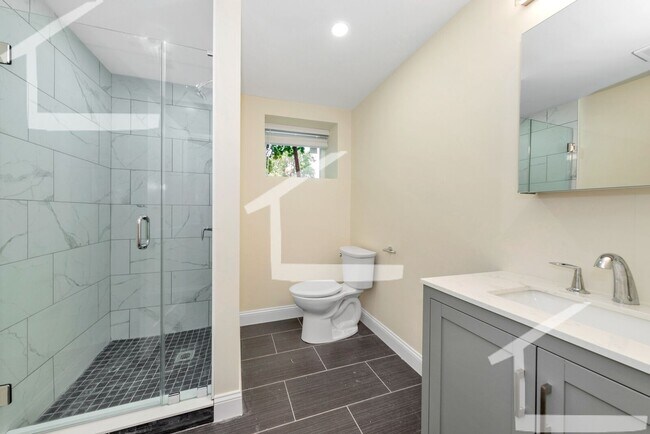 Building Photo - Huge 5 bed in Medford