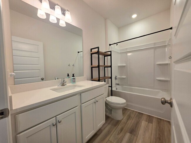 Building Photo - 3BR/2BA home with internet included