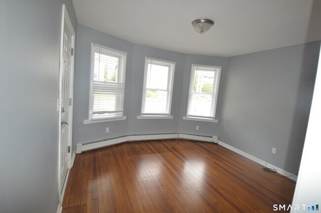 Building Photo - 807 Brewster St