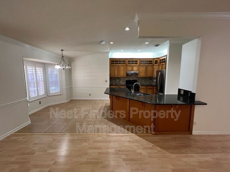 Building Photo - 2127 Forest Gate Dr W