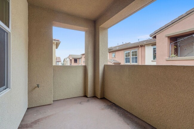 Building Photo - Spacious 2BR/2BA End-Unit Condo for rent in Warm Springs – Montebello Community
