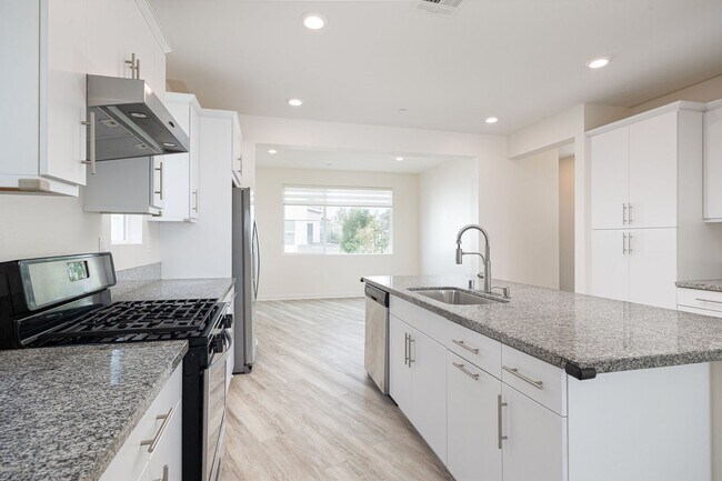 Building Photo - Beautifully Updated 3-Bedroom Detached hom...