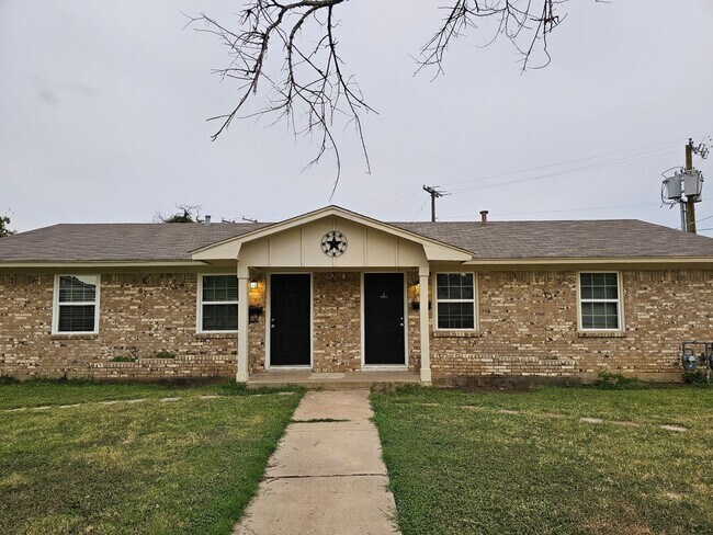 Building Photo - Spacious 2BR Duplex in Fort Worth