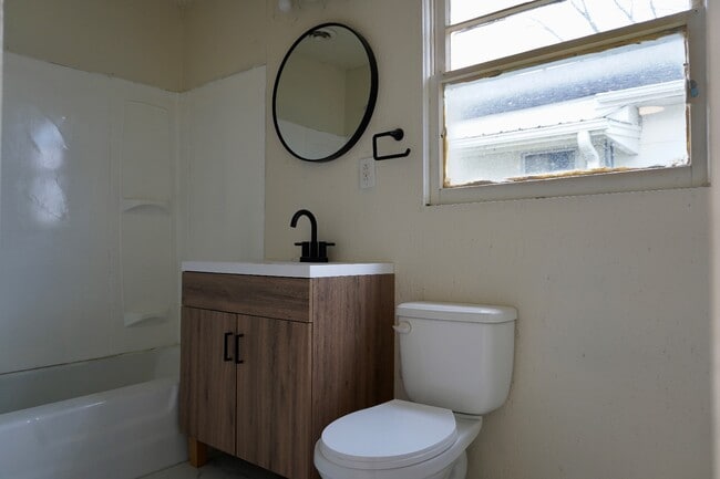 Building Photo - 405 W Main St