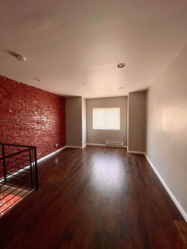 Building Photo - 908 E Schiller St
