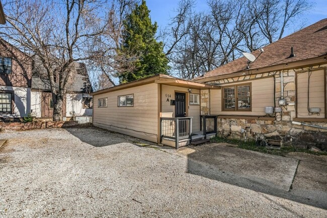 Building Photo - 2 bed/1 bath apartment
