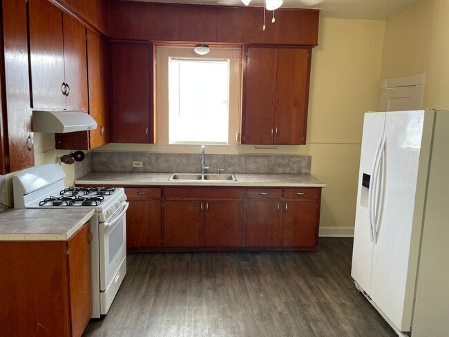 Building Photo - 4 Bed 2 Bath Rental