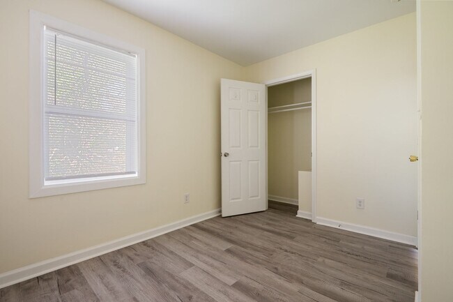 Building Photo - 2 Bedroom Duplex: Available Now