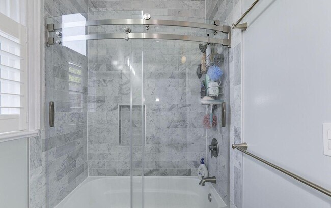Building Photo - Spacious & Charming Victorian Row House in Burleith-Moments from Georgetown!