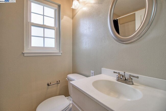 Building Photo - 623 Pineview Dr