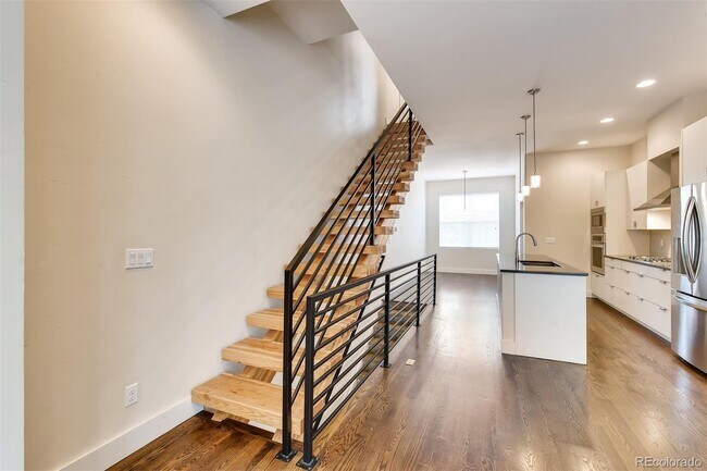 Building Photo - Immediate Availability! Stunning Modern lu...