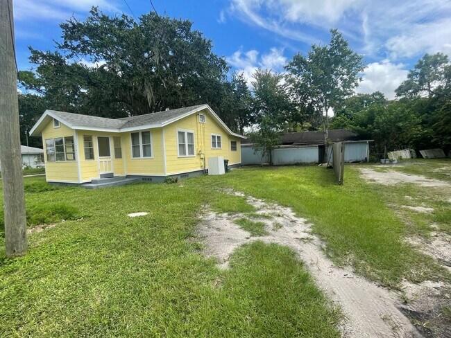 Building Photo - Spacious 2 bedroom, 1 bathroom home Availa...
