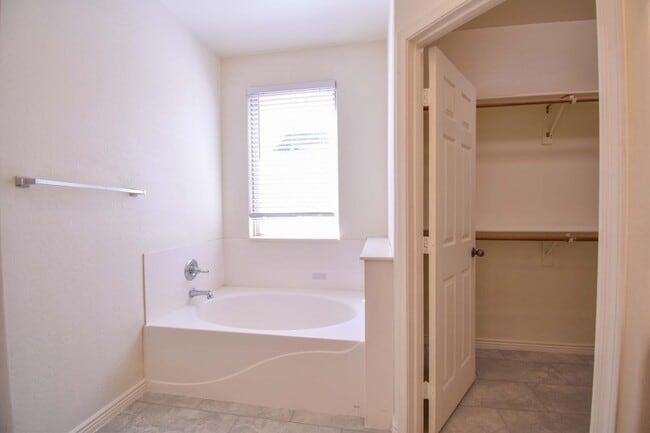 Building Photo - 21017 W Glen St