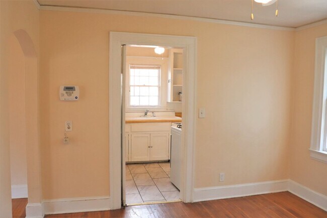 Building Photo - 2- Bedroom Bungalow Beauty