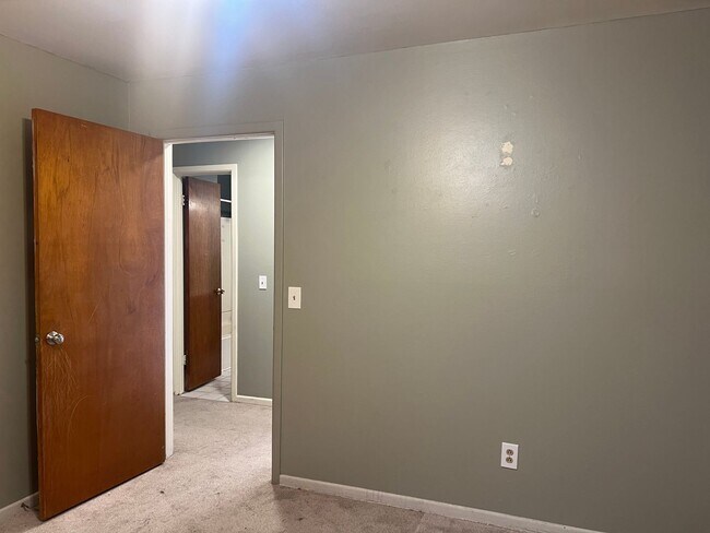 Building Photo - 3 bed 2 bath Move In Ready!