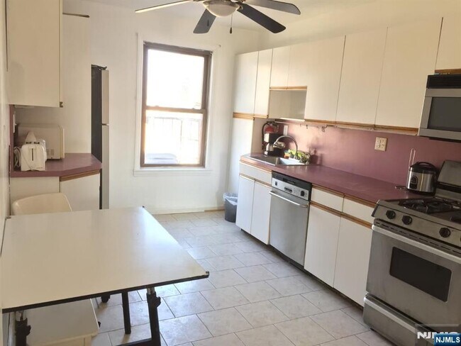 Building Photo - 418 Main St