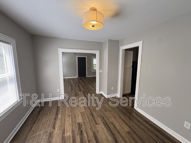 Building Photo - 637 N Gray St