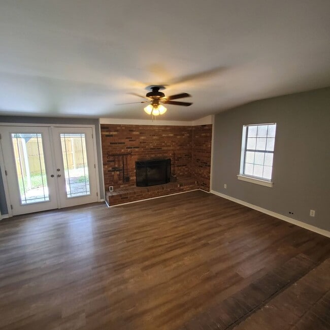 Building Photo - Southern Comfort Living: Exquisite 3BR/2BA...