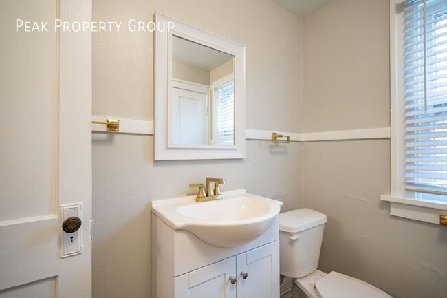 Building Photo - MOVE IN NOW! Newly Renovated Townhome! Loc...