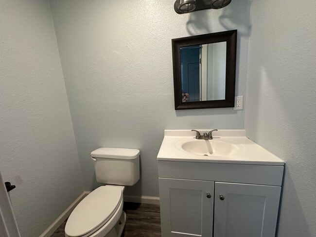 Building Photo - Introducing a charming 3-bedroom, 1.5 bath...