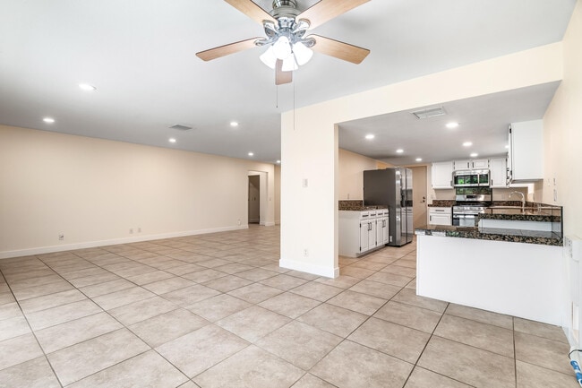 Building Photo - 51550 Avenida Mendoza