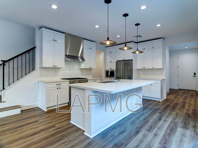 Building Photo - 5600 W 78th
