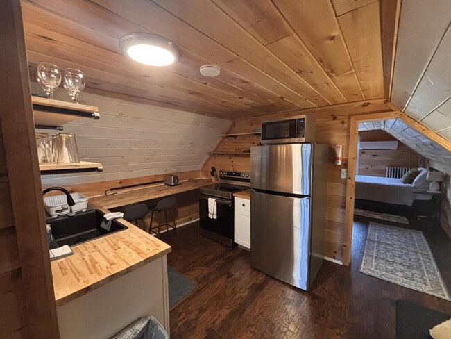 Building Photo - Fully furnished 1 bed studio in Brunswick....