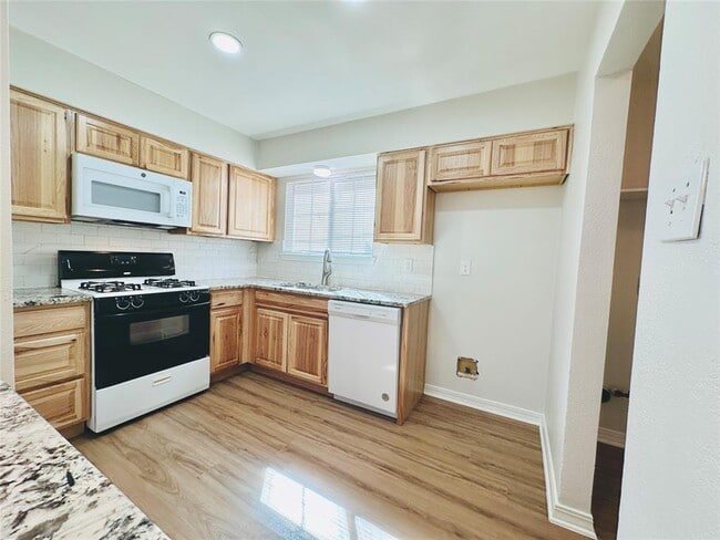 Building Photo - 1605 Somerset Dr