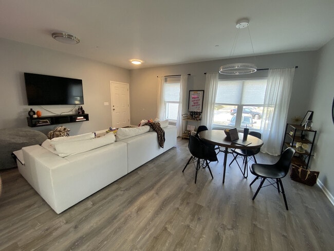 Building Photo - 302 S Lodge Ln