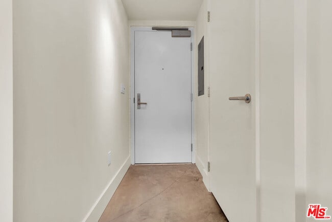 Building Photo - 940 E 2nd St