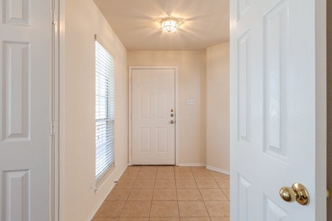 Building Photo - 4 bedroom Two Story Home in Plum Creek