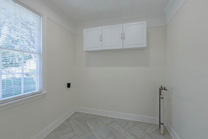 Laundry Room - 1532 E 53rd St