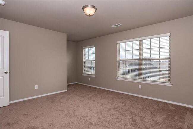 Building Photo - 4 bedroom 2.5 bath in Lowell-south of Promanade