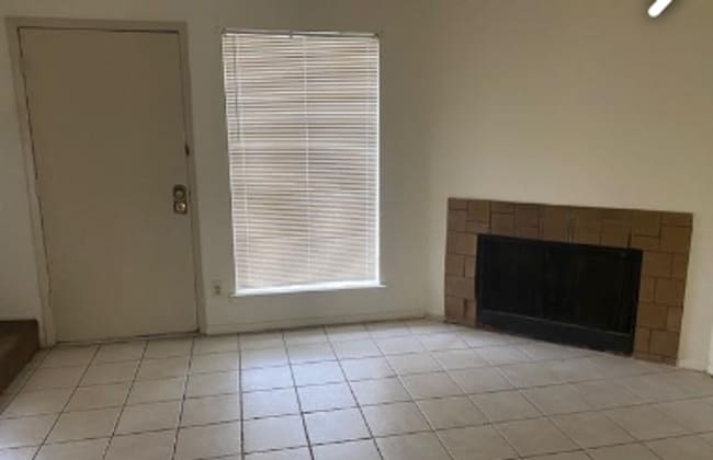 Building Photo - 2 Bed 2.5 Bath