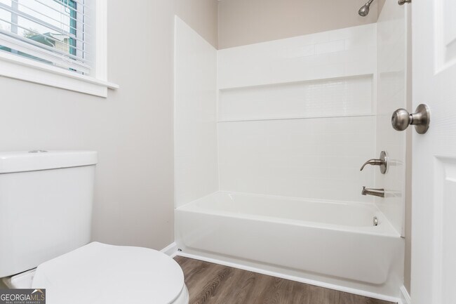 Building Photo - 2528 Country Lake Cir