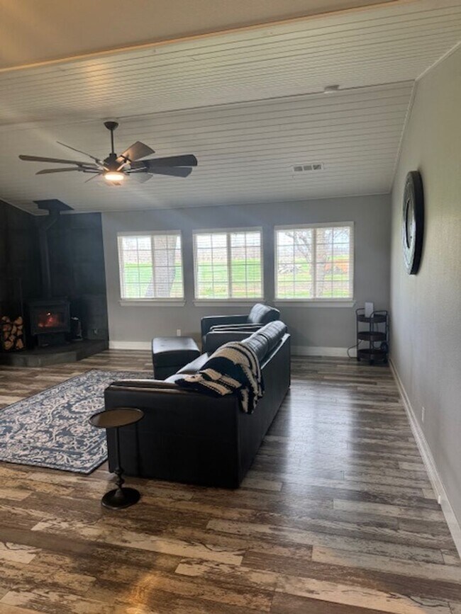 Building Photo - Country Style Living in this Charming Home in Anderson