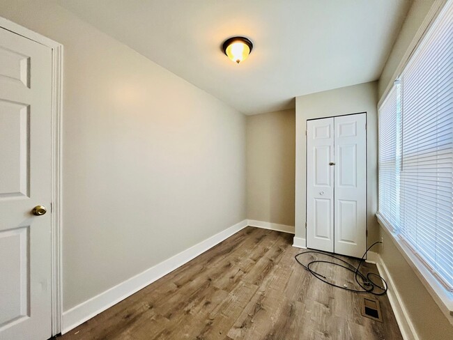 Building Photo - Remodeled 2 bedroom home w/bonus room- Sec...