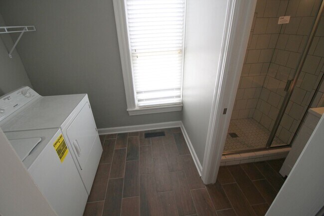 Building Photo - 3 bed 2 bath Campus Rental