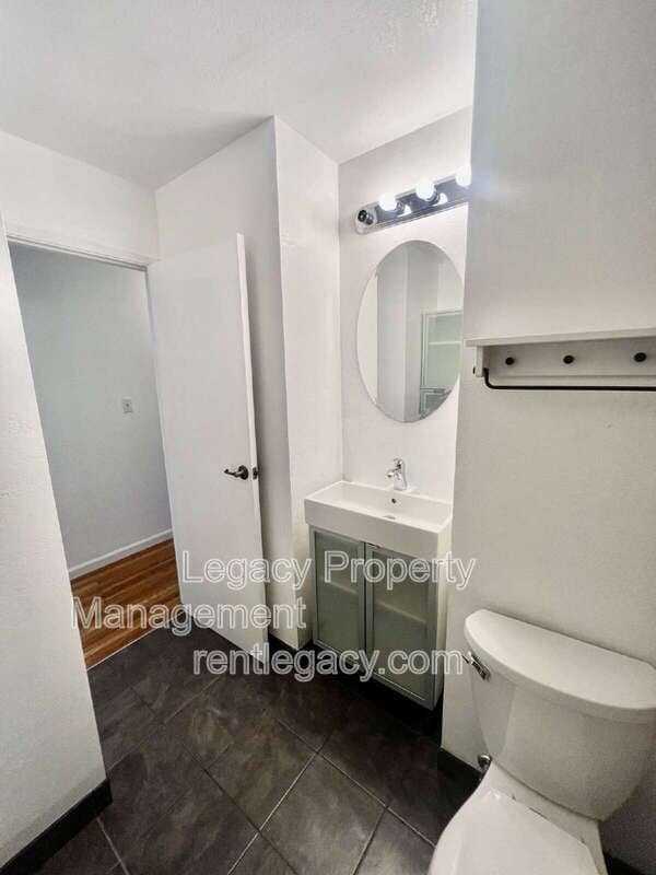 Building Photo - 280 Markham Ave