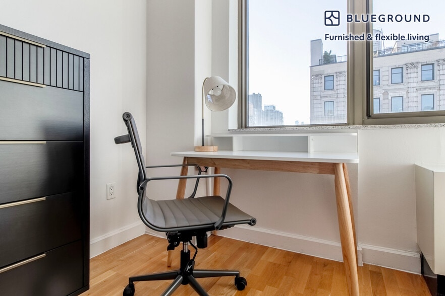 Building Photo - 130 W 15th St