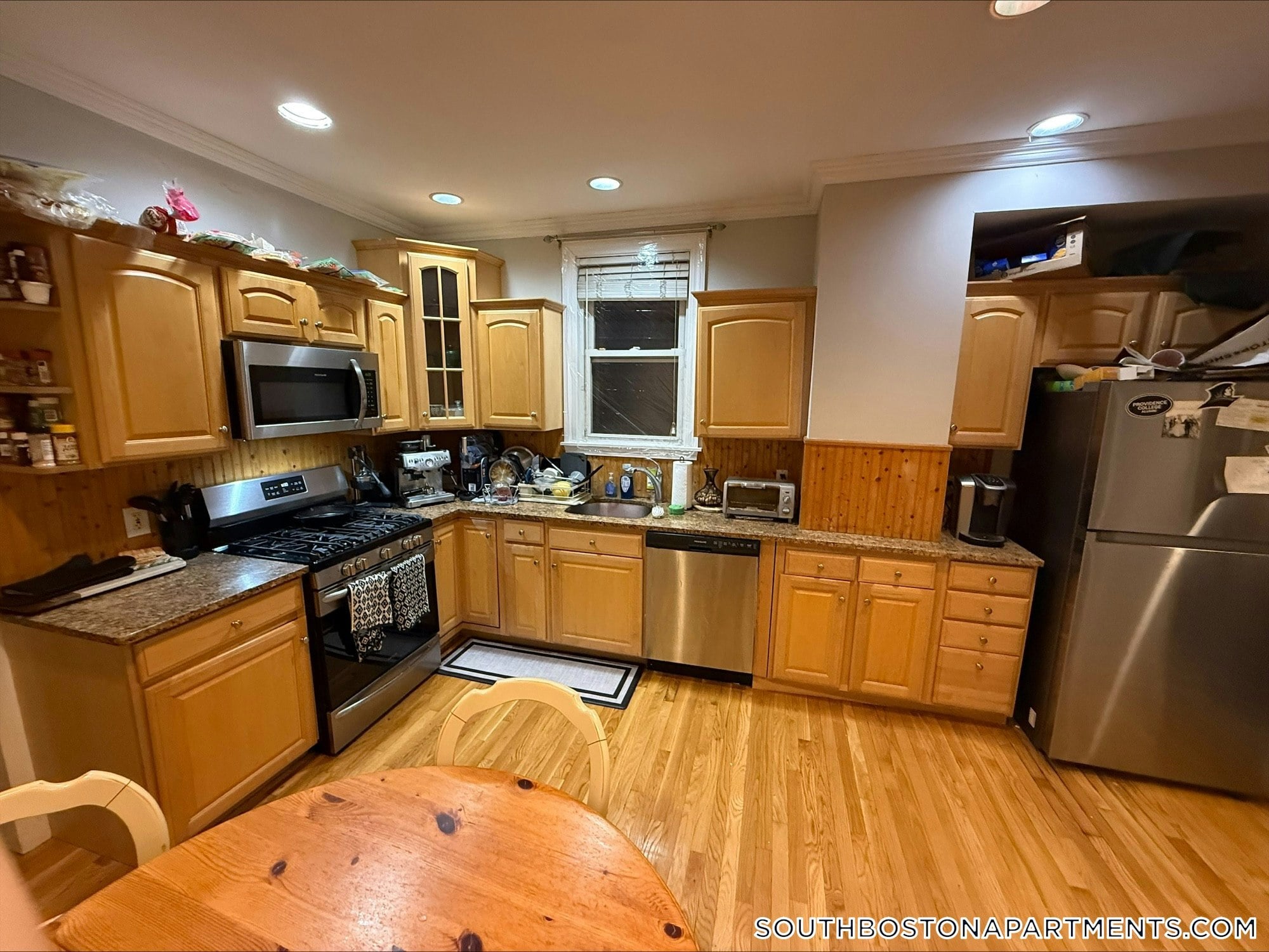 Building Photo - 868 E 2nd St