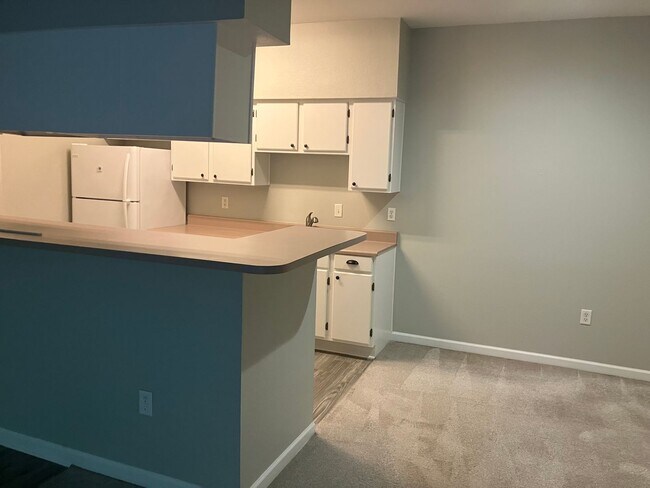 Building Photo - 2 BR / 2 BA @ The Legends