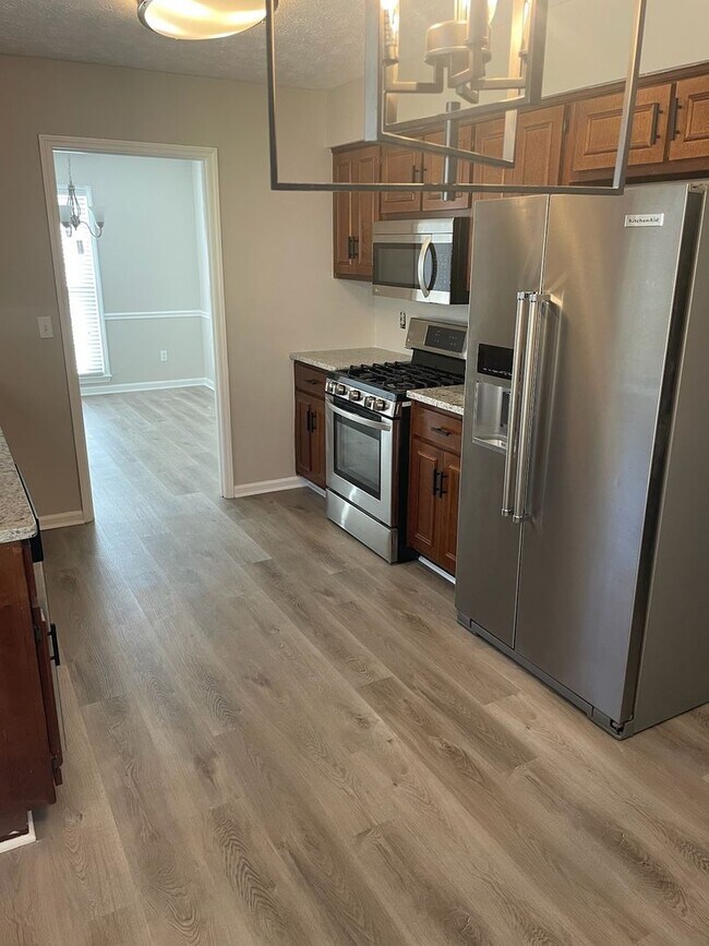 Building Photo - 4 Bedroom Large Backyard