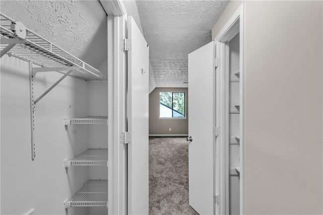 Building Photo - 3040 Clearbrook Dr