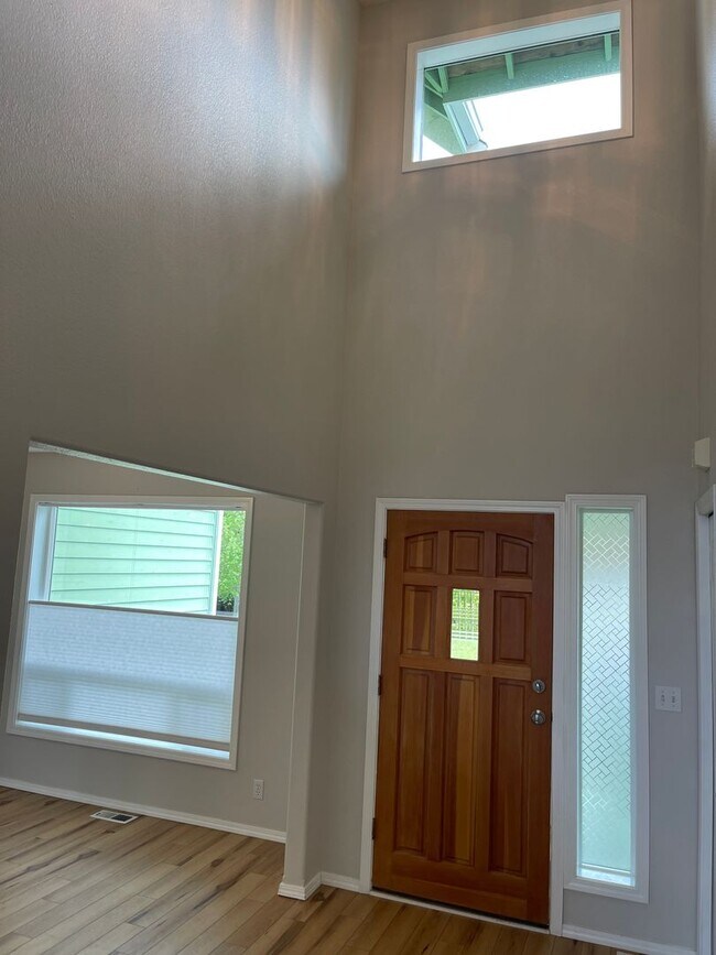 Building Photo - In town Poulsbo neighborhood large 4 bedroom now available