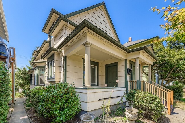 Building Photo - Breathtaking Renovation! Oversized 2 Bed 1...