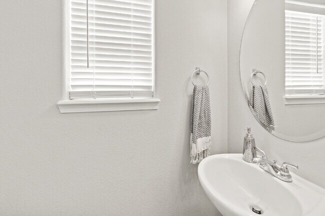 Building Photo - Well maintained Fountain Home with 3 bedrooms and  beautiful mountain views.