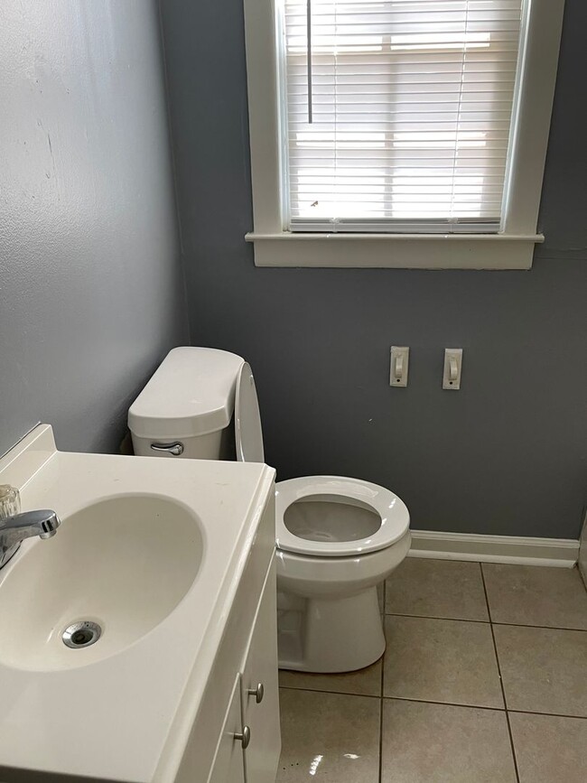 Building Photo - Adorable 2 Bed/1 Bath Bungalow in Forest P...